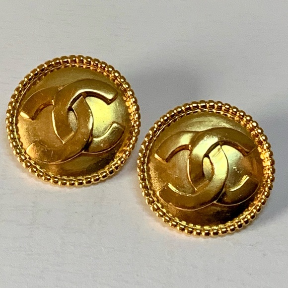 CHANEL 24K Gold Plated Interlocking CC Embossed Clip-on Earrings 1996A - Picture 6 of 14